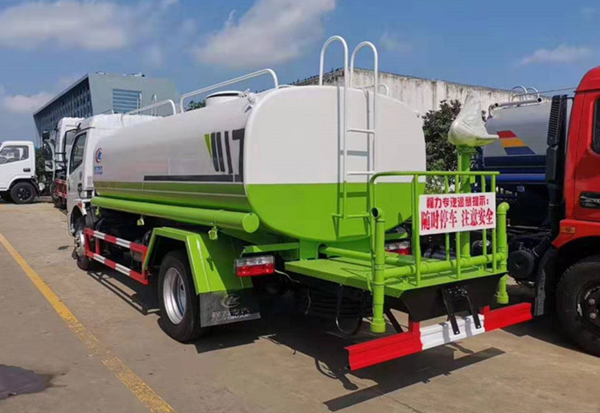 東風大多利卡8方灑水車后方展示圖